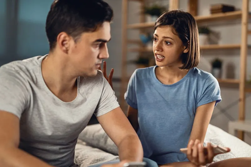 Una pareja discutiendo en casa.