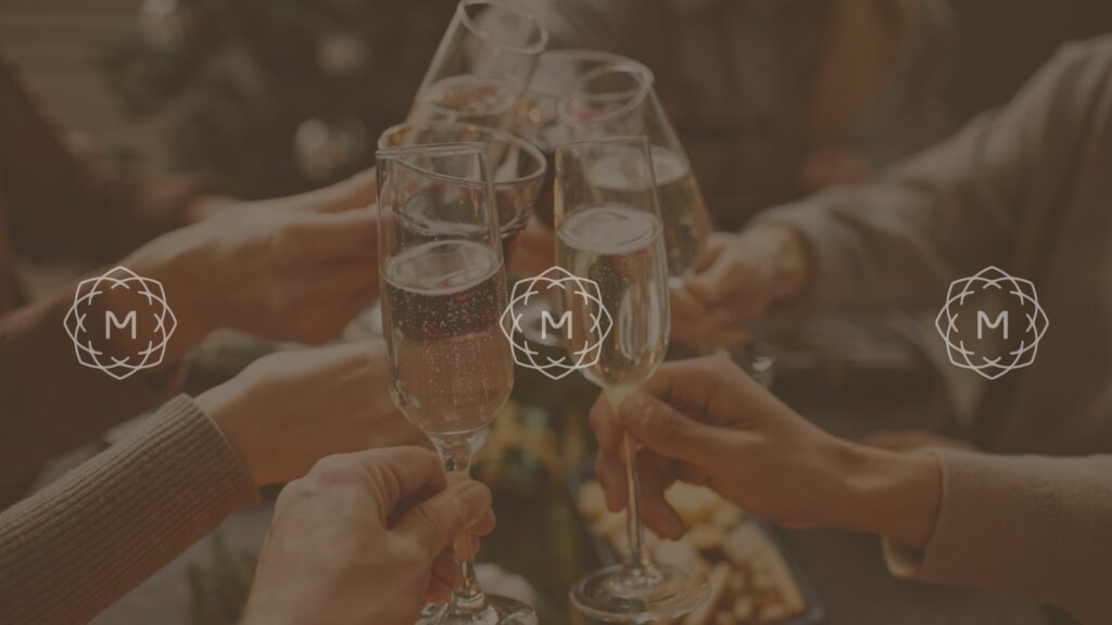 Personas brindando celebrando la navidad